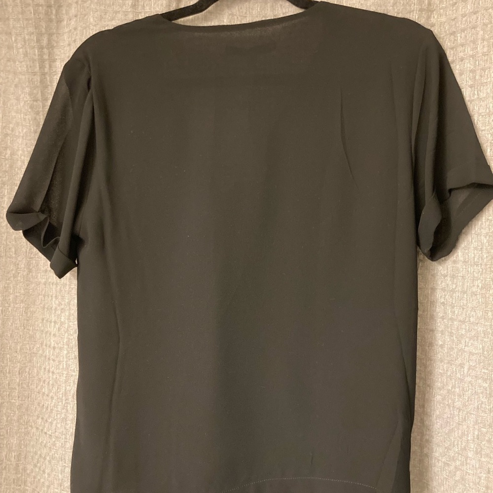 Black Wrap surplice front tie top v neck. Perfect for work! - Picture 5 of 9